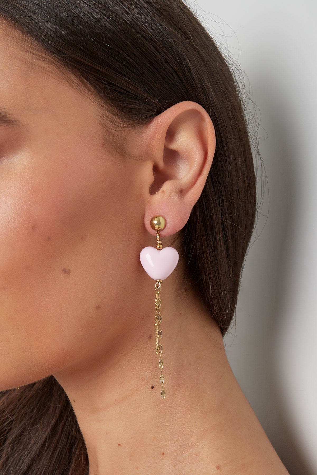 HZ Oorbellen Rosalie met roze hartjes – goudkleurig stainless steel