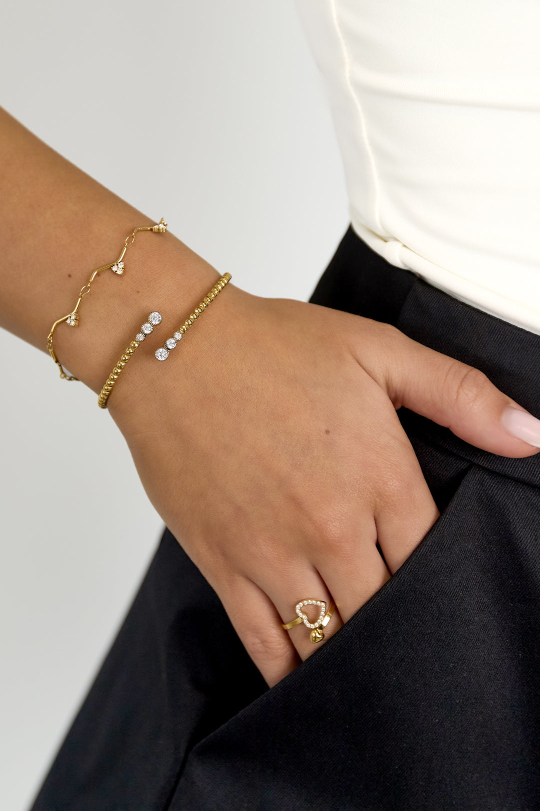 Stainless steel  Symmetrisch gestipte bangle met gedetailleerde uiteinden