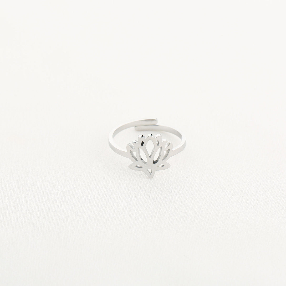 Verstelbare ring met lotusbloem van stainless steel in zilverkleur