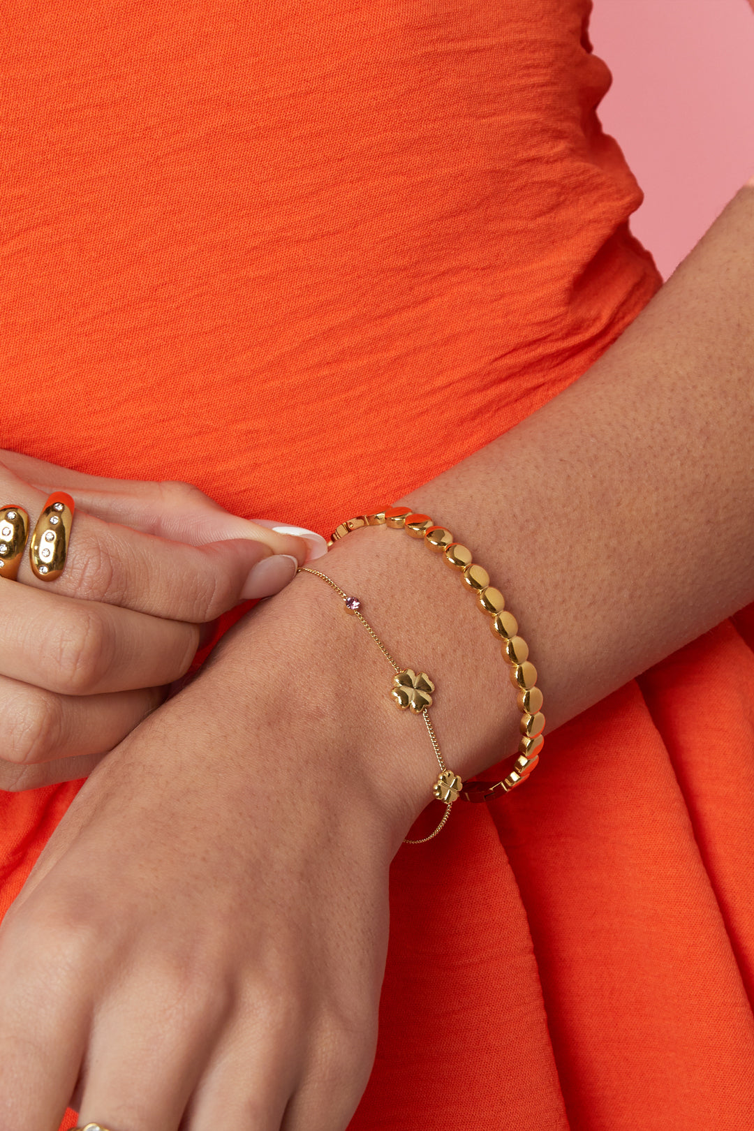 Armband met klavertjes en gekleurd steentje
